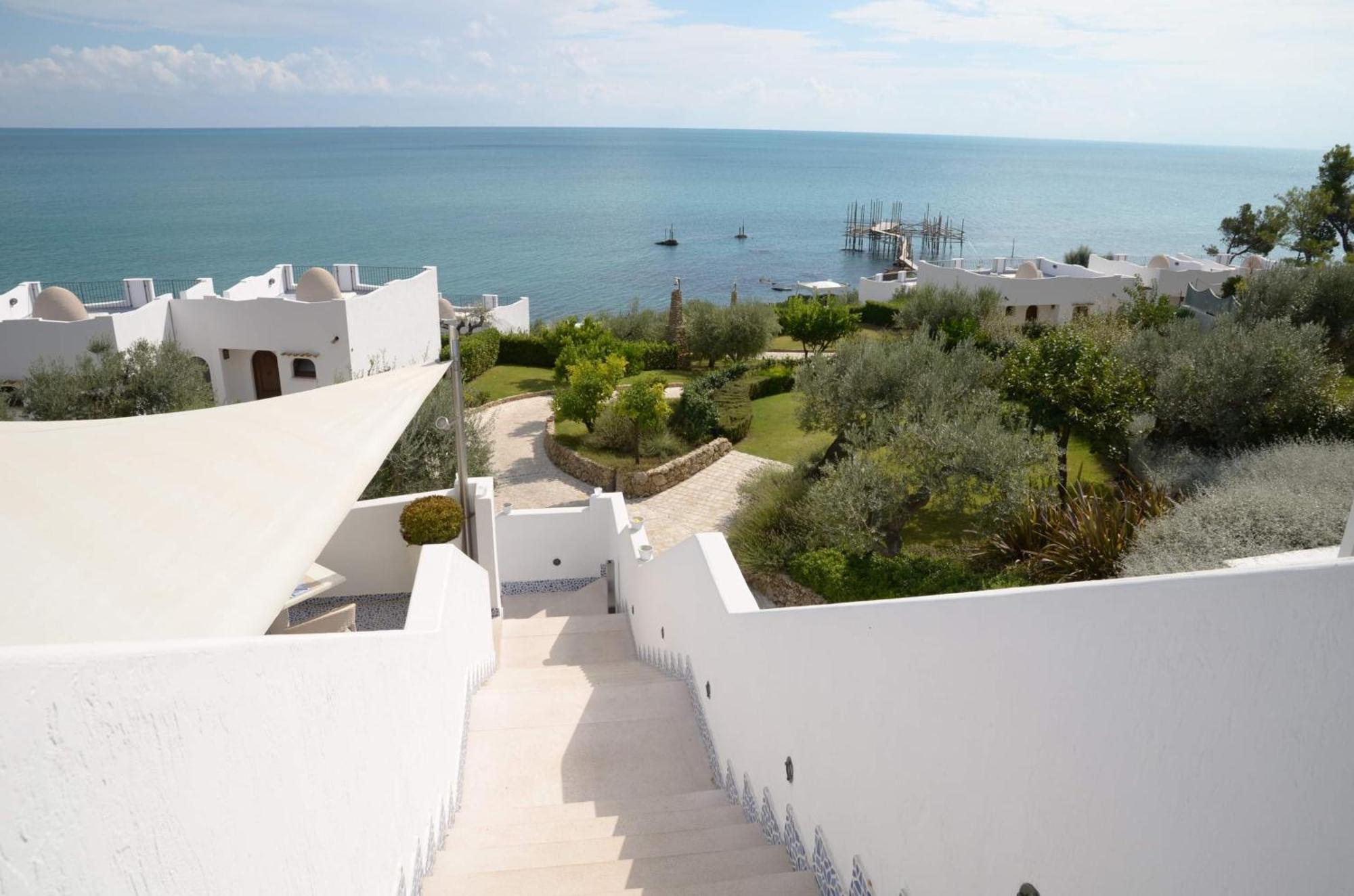 Baia Delphis Resort Vasto Bagian luar foto