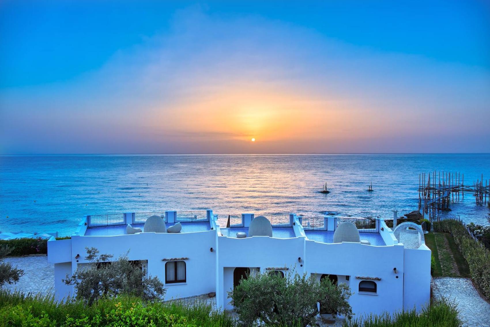 Baia Delphis Resort Vasto Bagian luar foto