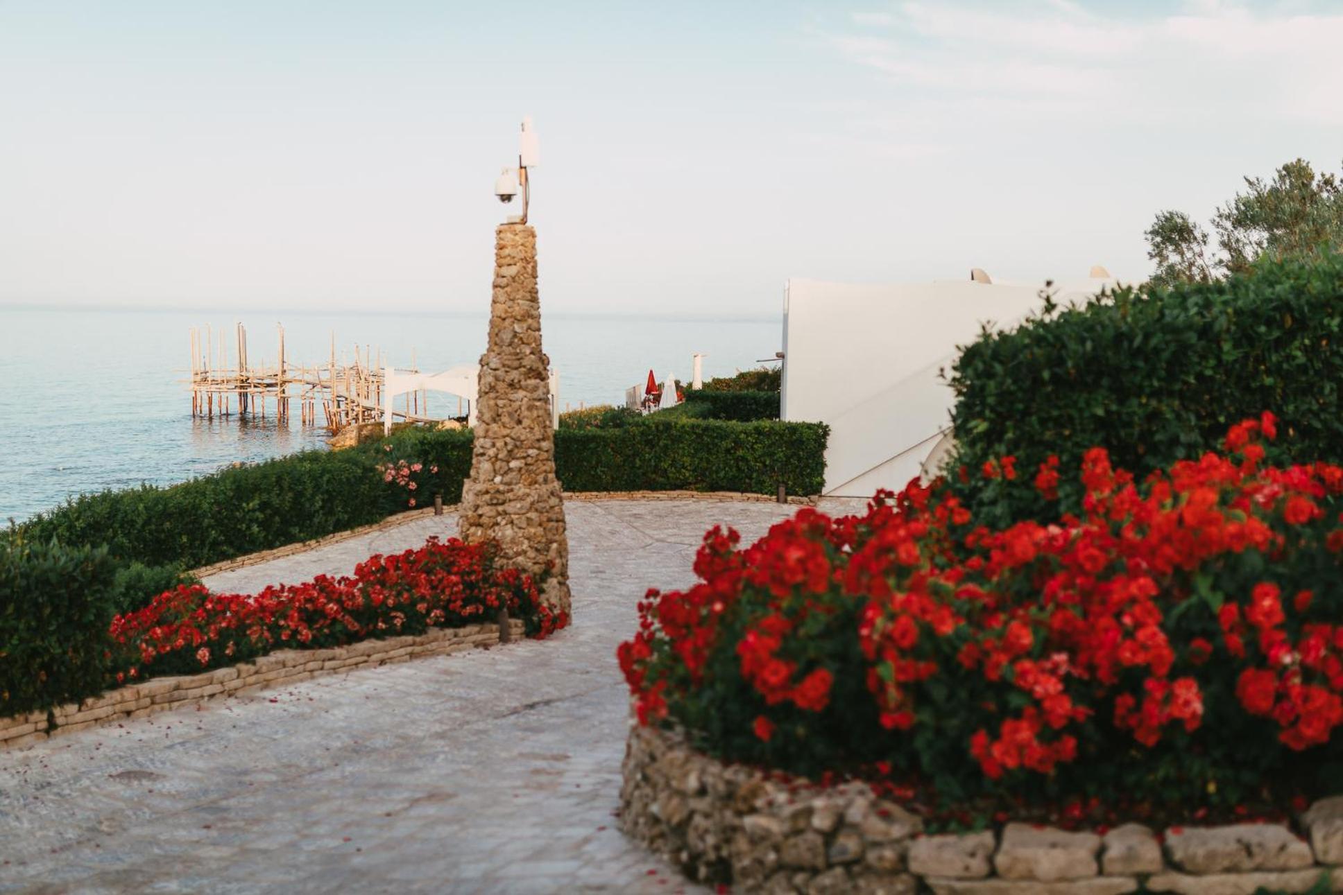 Baia Delphis Resort Vasto Bagian luar foto