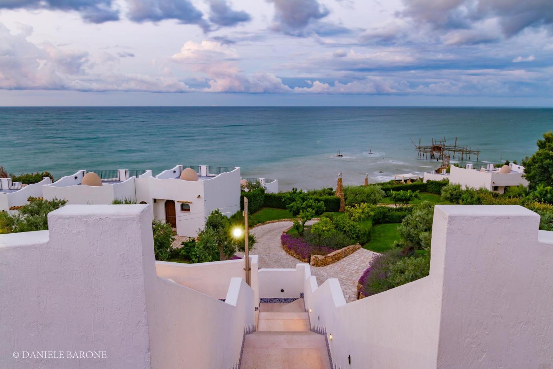 Baia Delphis Resort Vasto Bagian luar foto