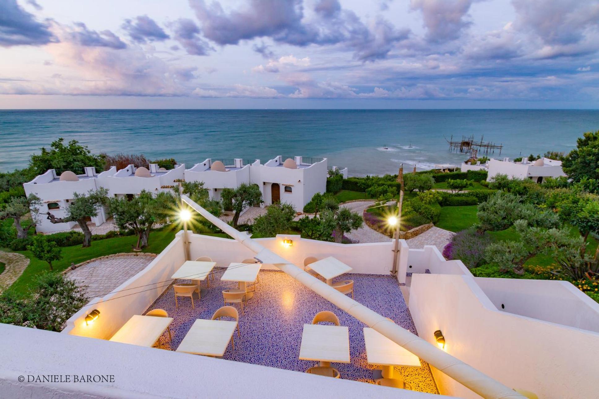 Baia Delphis Resort Vasto Bagian luar foto