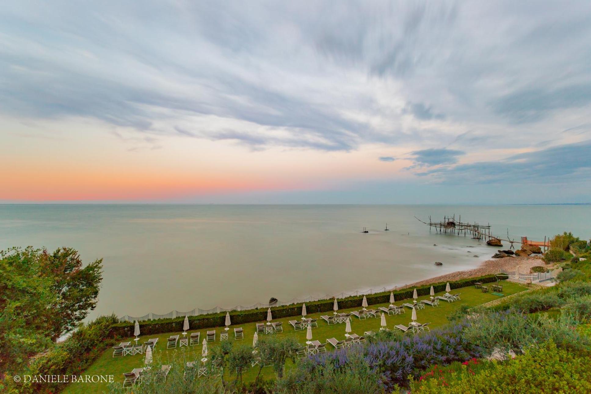 Baia Delphis Resort Vasto Bagian luar foto