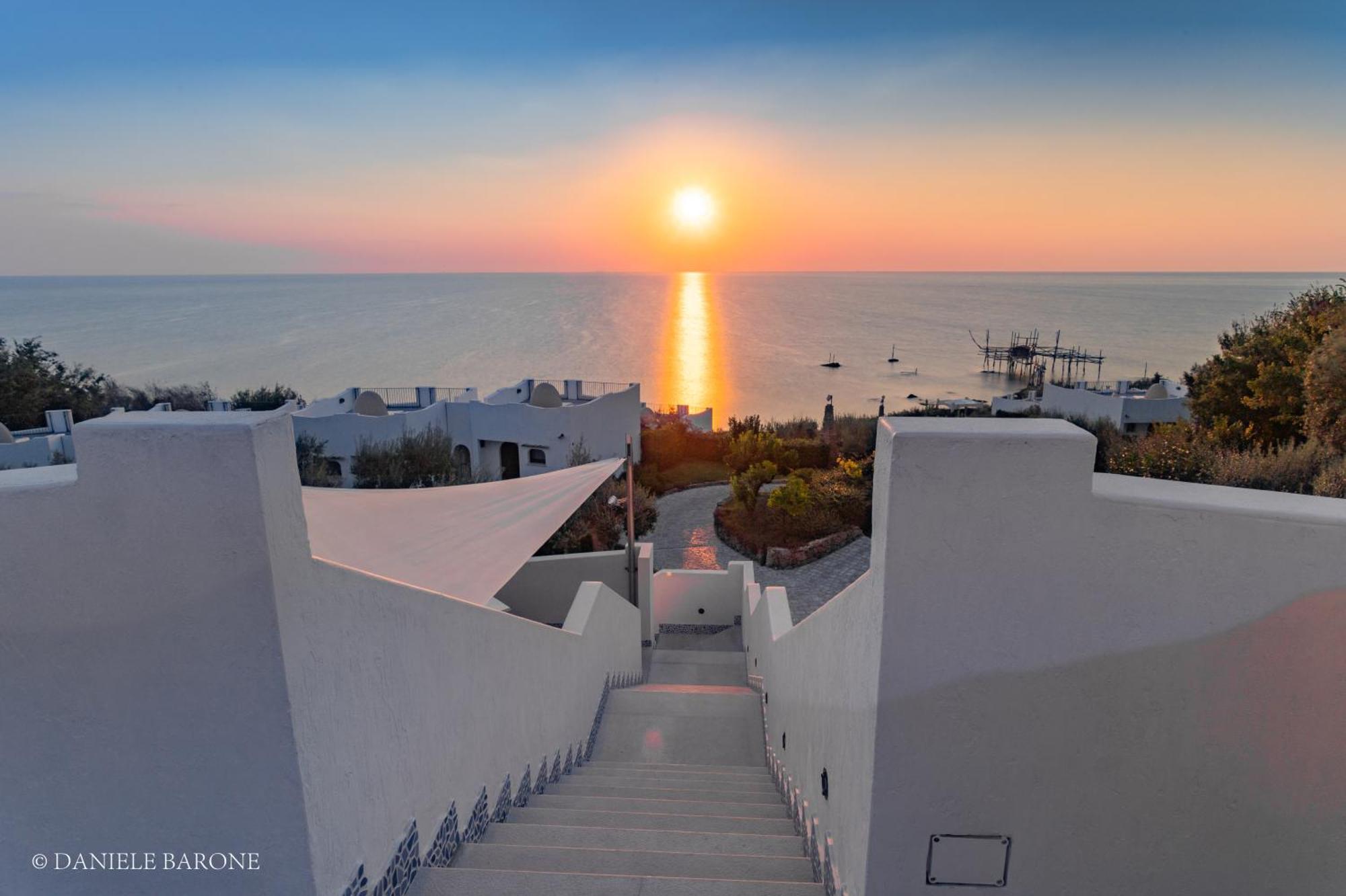 Baia Delphis Resort Vasto Bagian luar foto