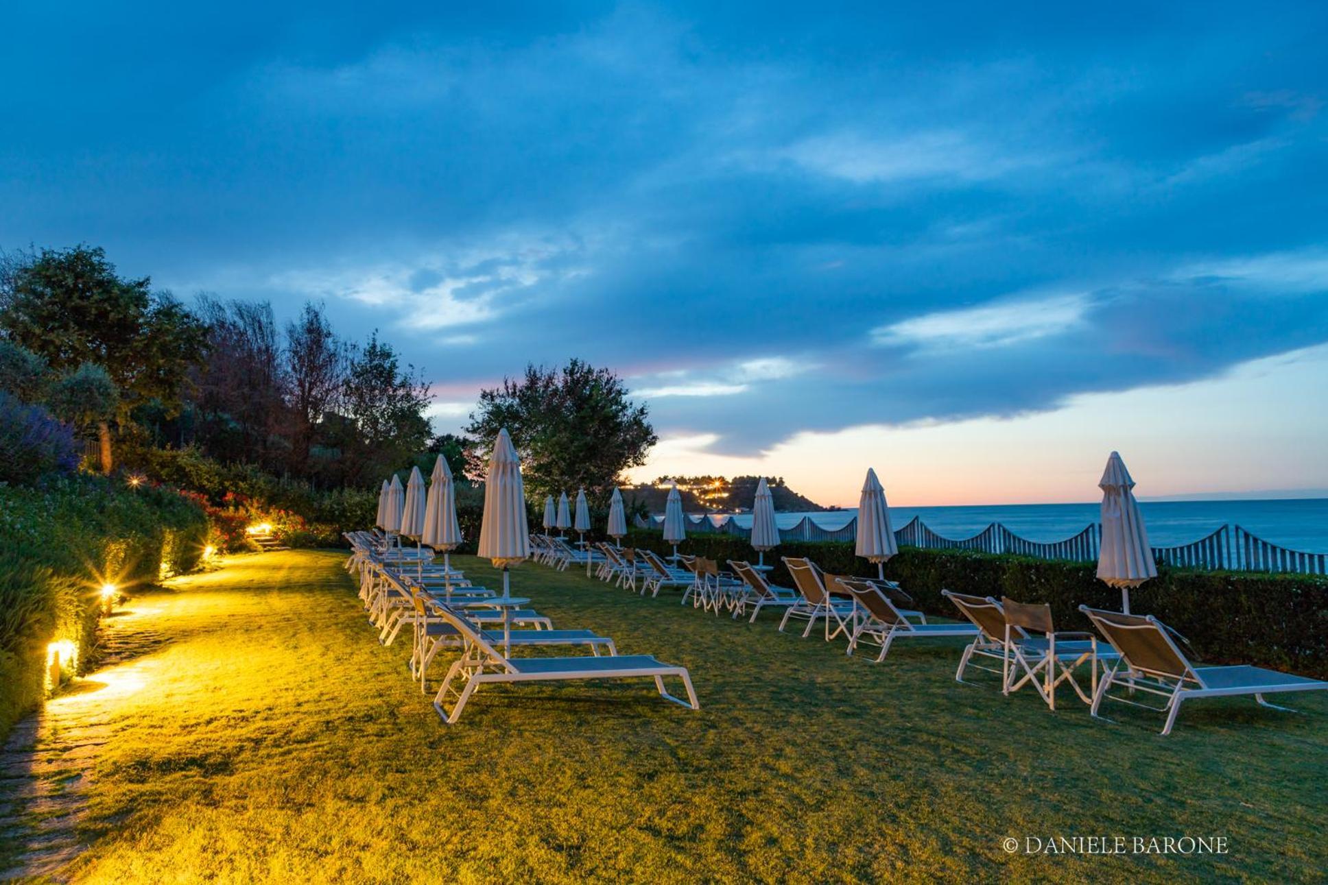 Baia Delphis Resort Vasto Bagian luar foto