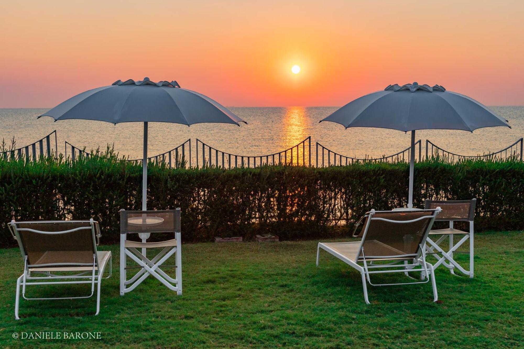 Baia Delphis Resort Vasto Bagian luar foto