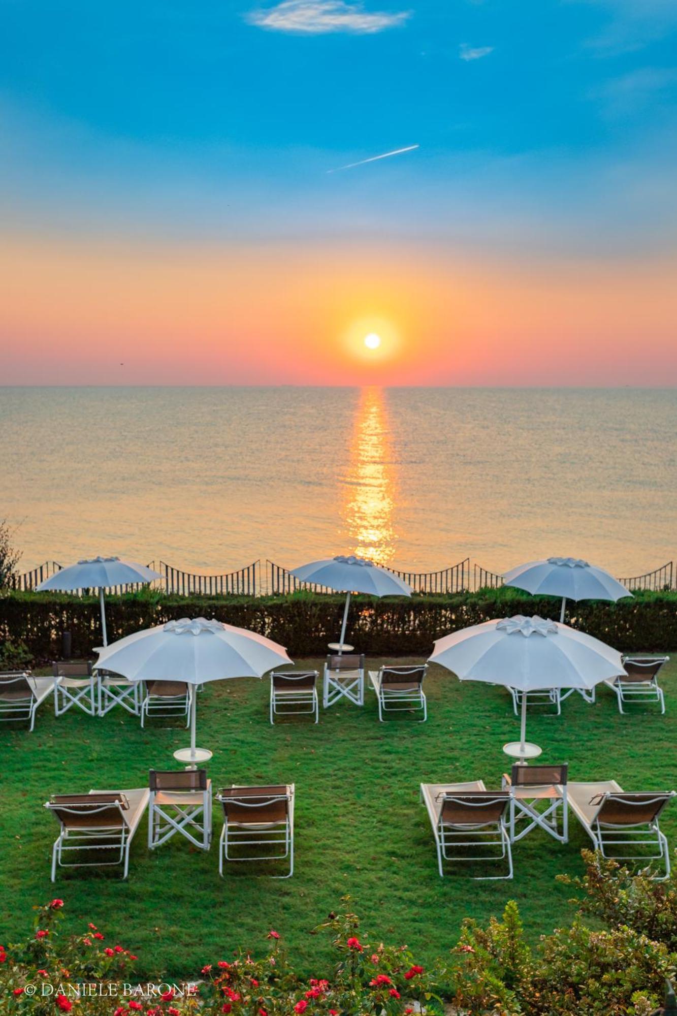 Baia Delphis Resort Vasto Bagian luar foto