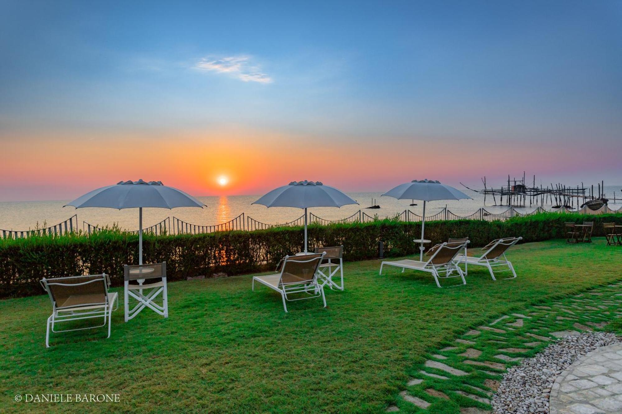 Baia Delphis Resort Vasto Bagian luar foto