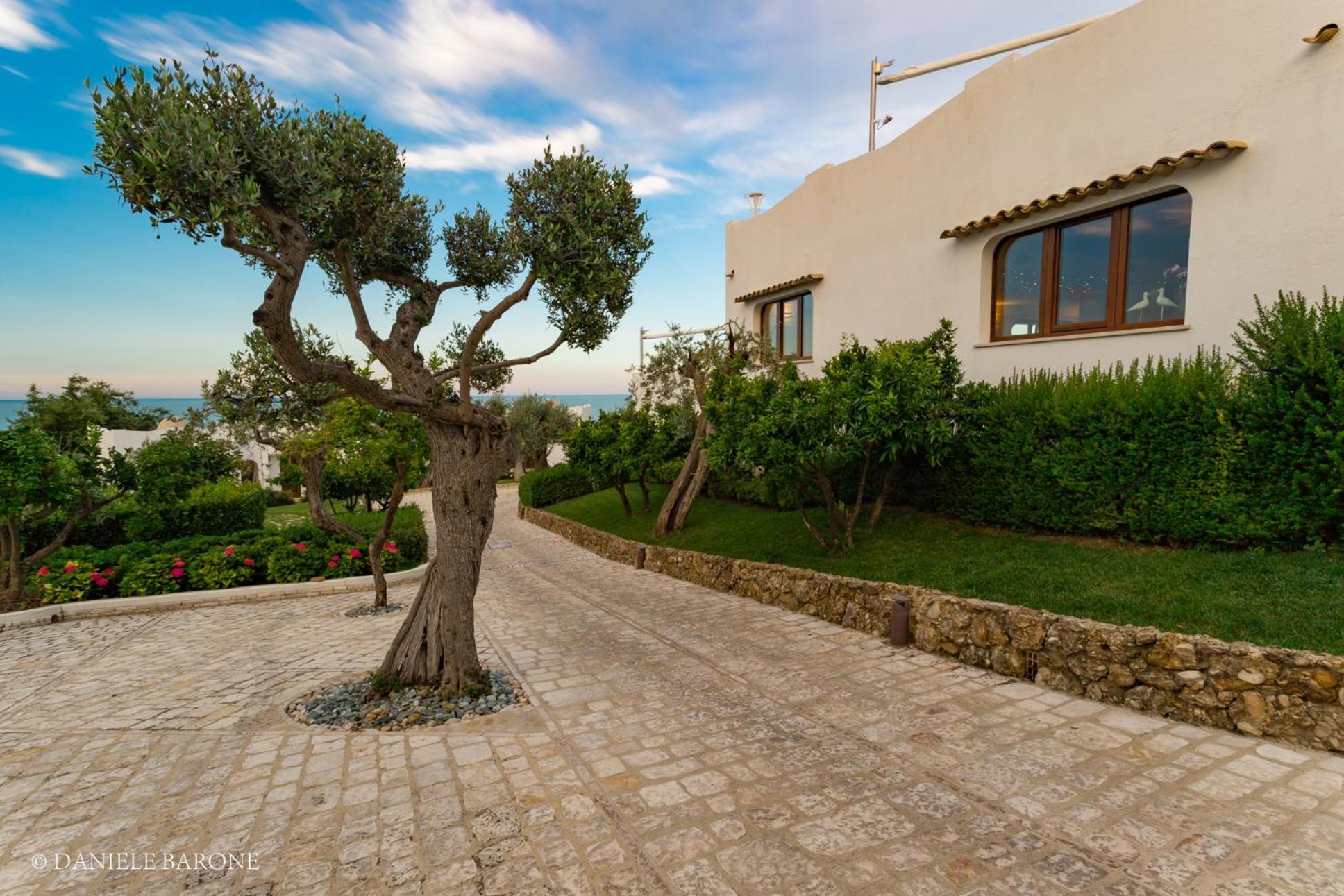 Baia Delphis Resort Vasto Bagian luar foto