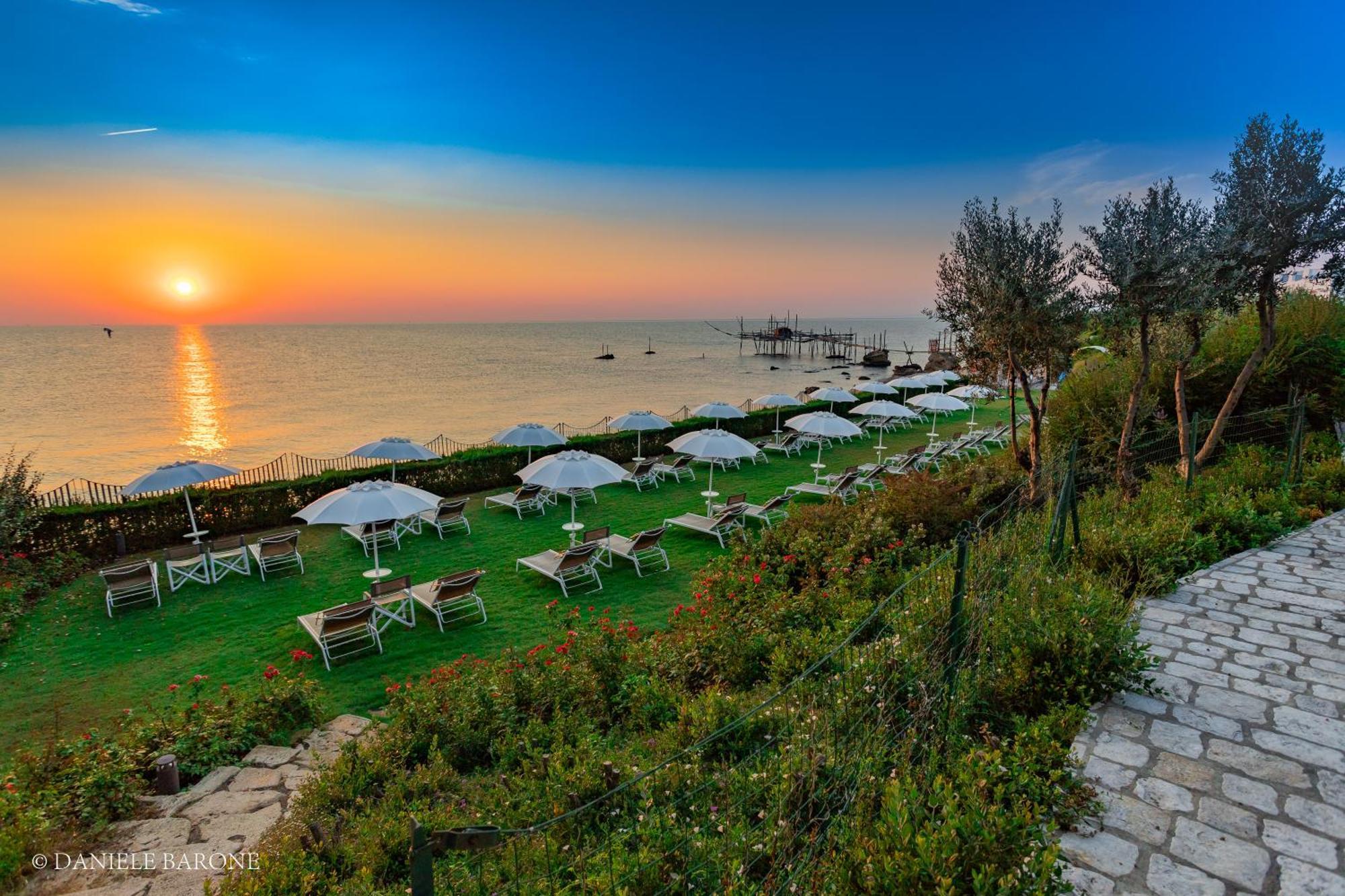 Baia Delphis Resort Vasto Bagian luar foto