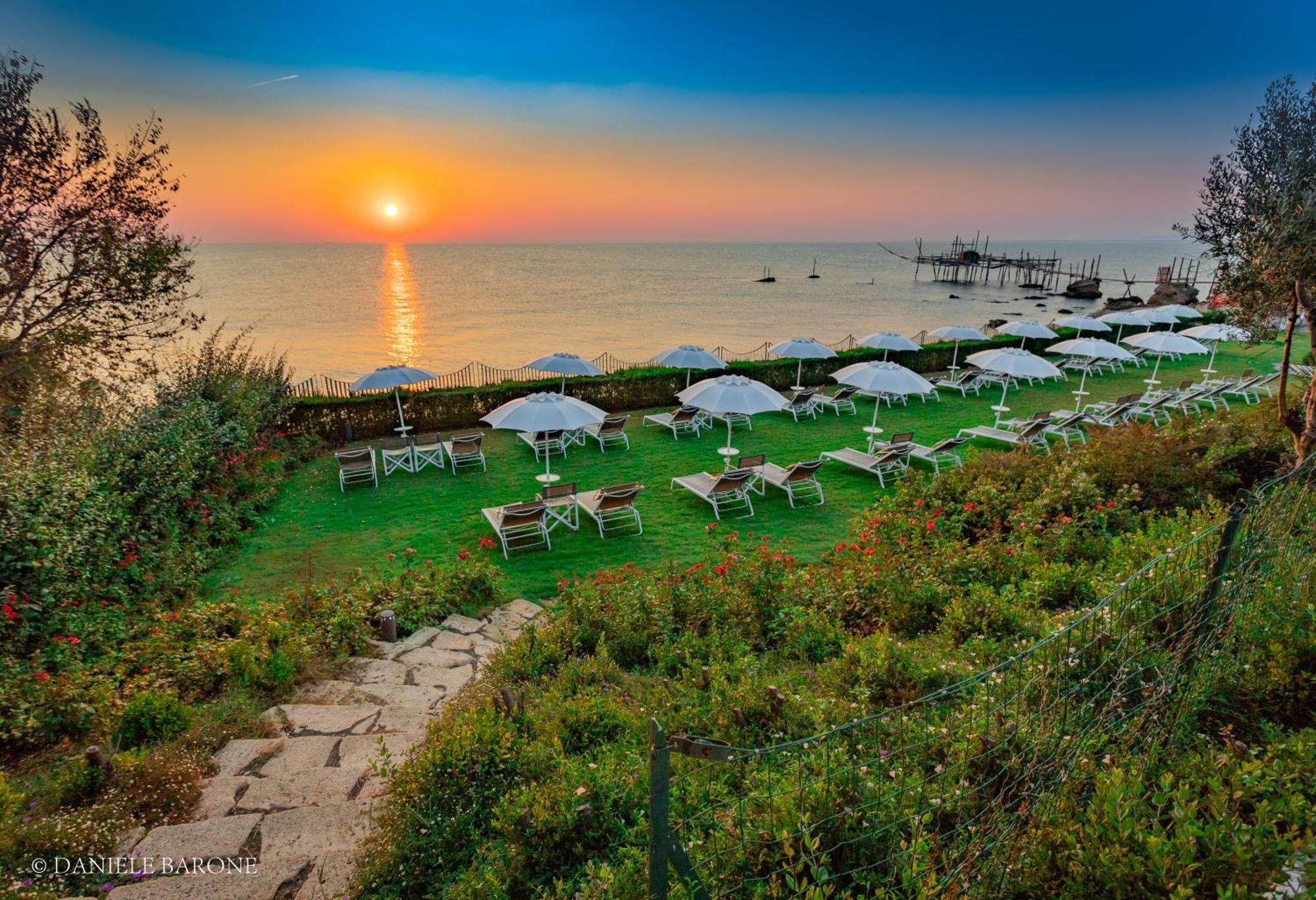 Baia Delphis Resort Vasto Bagian luar foto