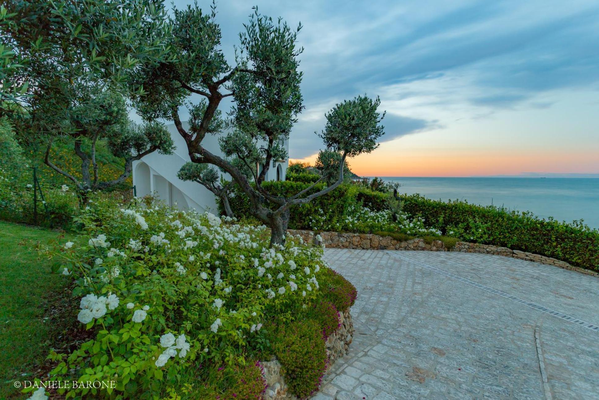Baia Delphis Resort Vasto Bagian luar foto