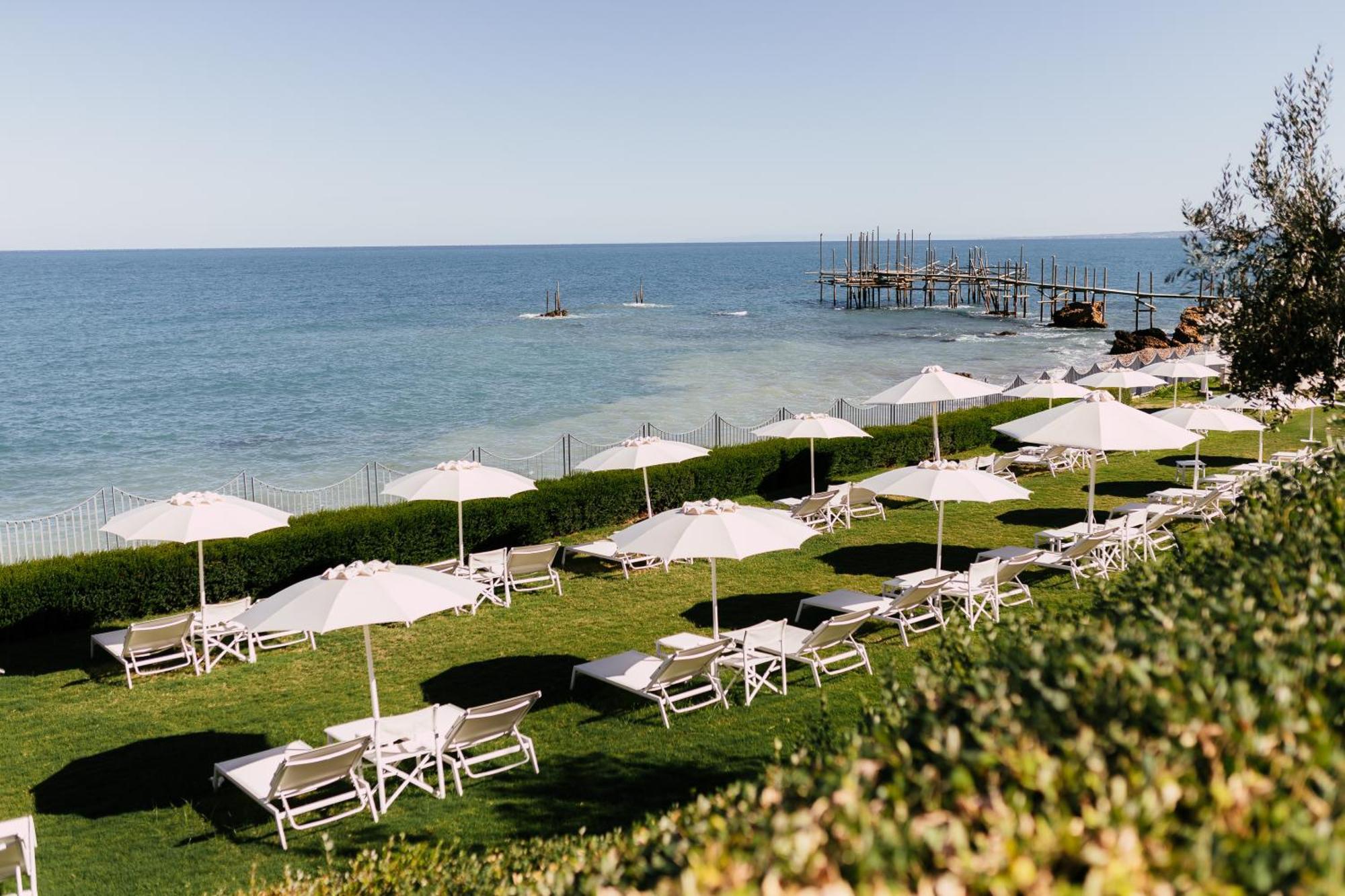 Baia Delphis Resort Vasto Bagian luar foto