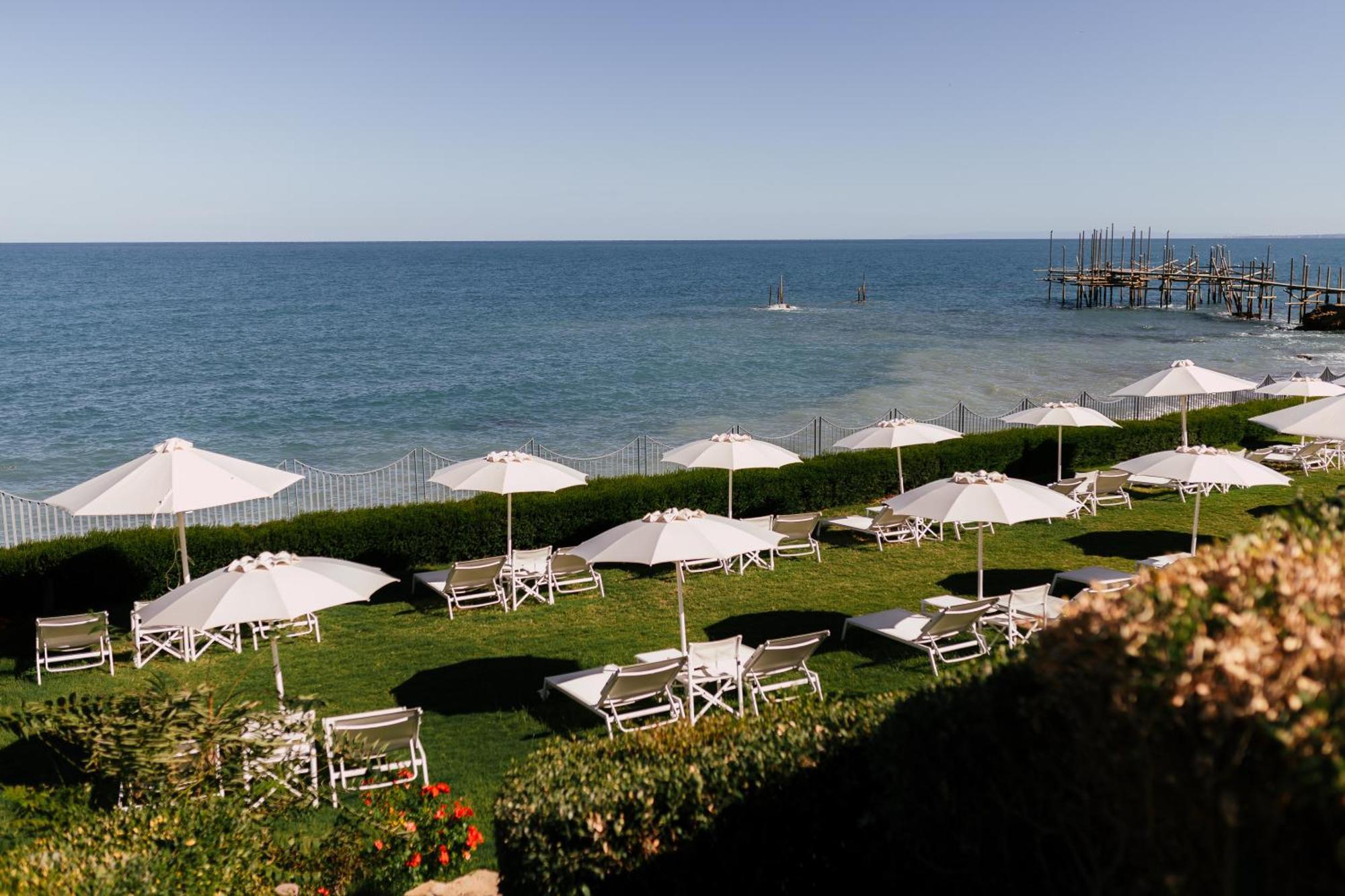 Baia Delphis Resort Vasto Bagian luar foto