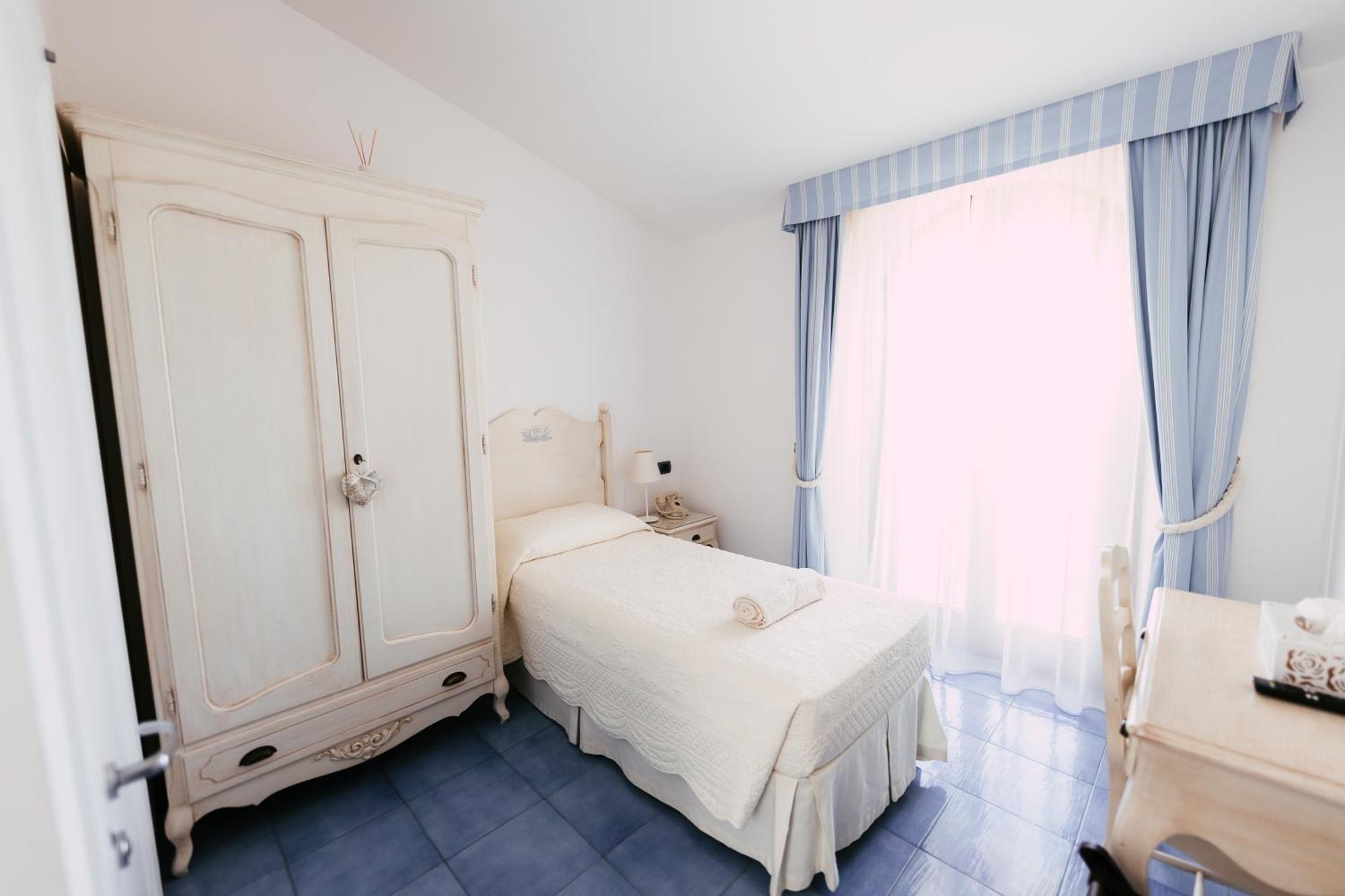 Baia Delphis Resort Vasto Bagian luar foto